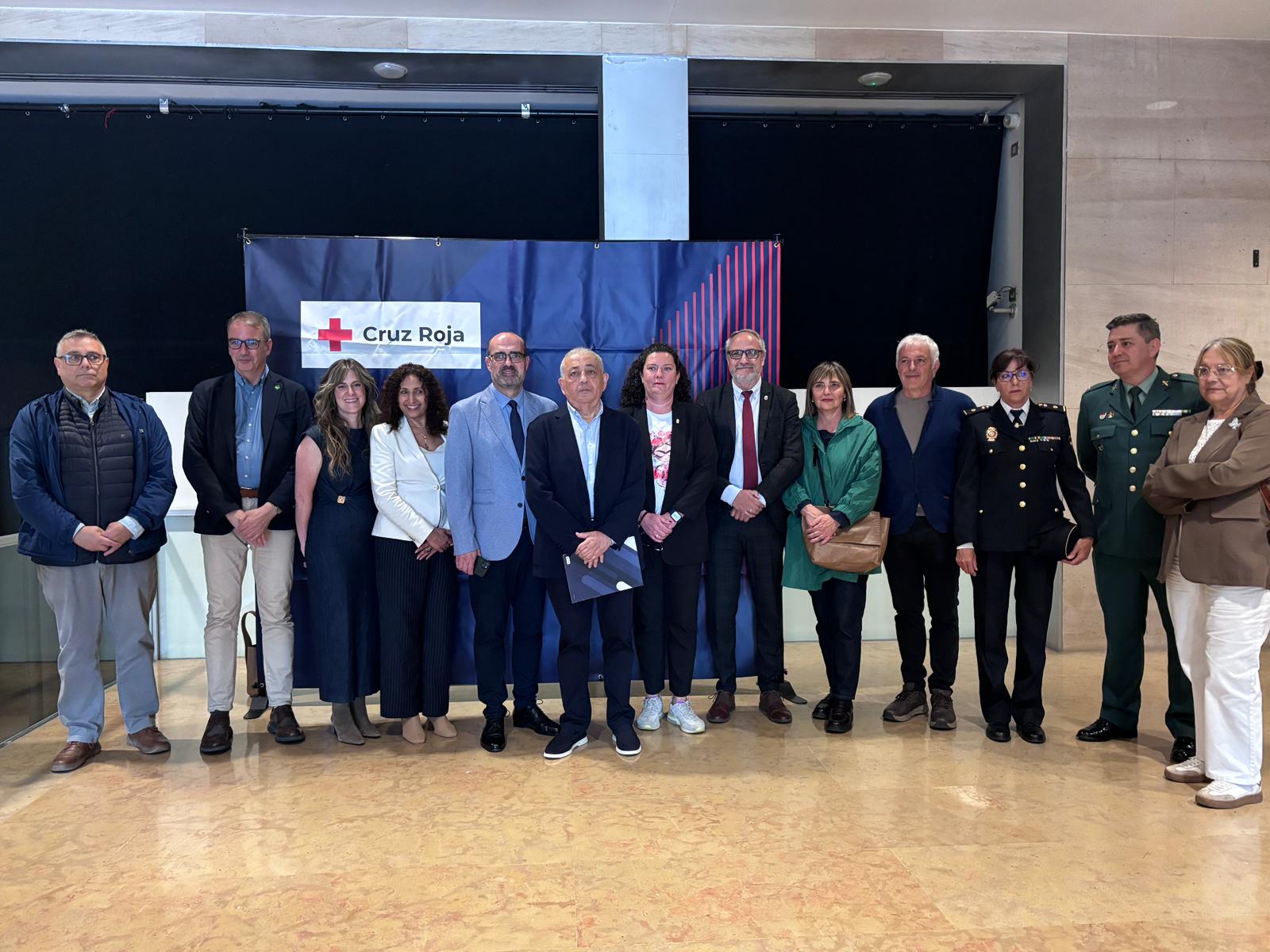 Foto de familia instantes previos al comienzo del acto en la Sala Río Selmo. | JAVIER FERNÁNDEZ