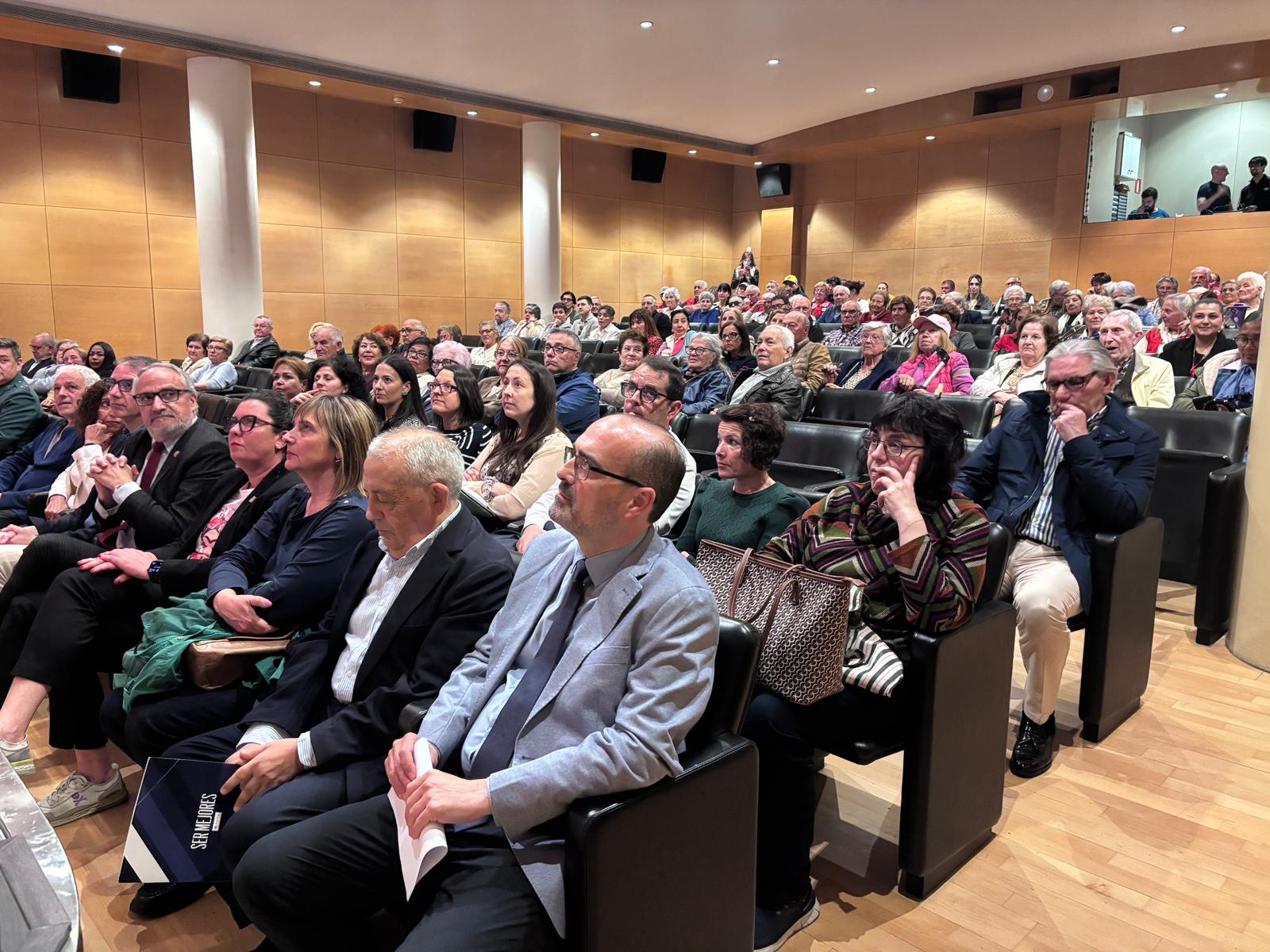 La Sala Río Selmo se llenó para aplaudir la labor de Cruz Roja. | JAVIER FERNÁNDEZ