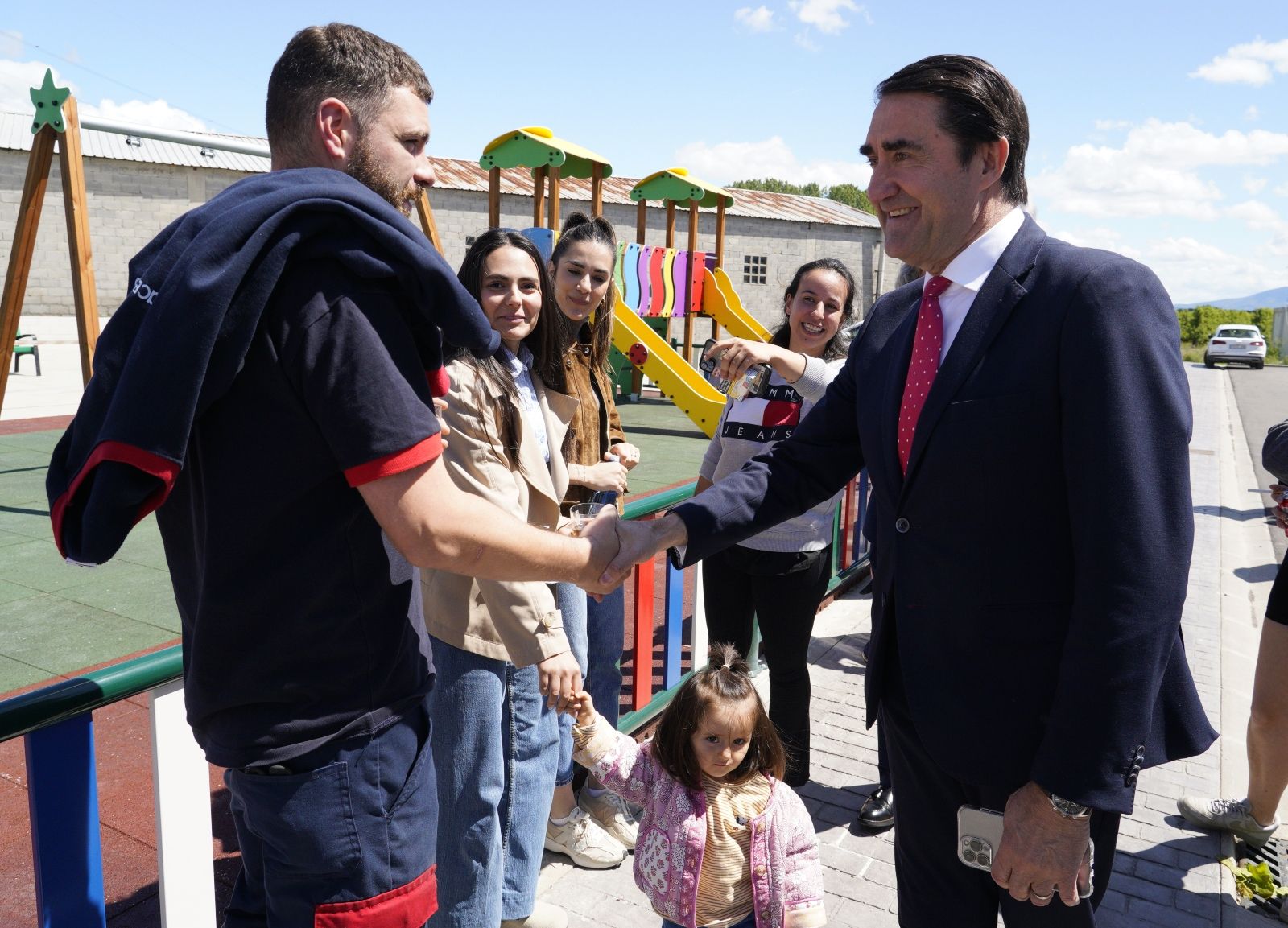 El consejero de Medio Ambiente, Vivienda y Ordenación del Territorio en funciones, Juan Carlos Suárez-Quiñones, visita las viviendas protegidas de Posada del Bierzo | CESAR SÁNCHEZ / ICAL 