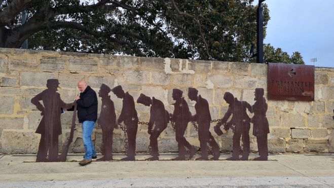 Imagen de Valentín Carrera ante la Fremantle Prison
