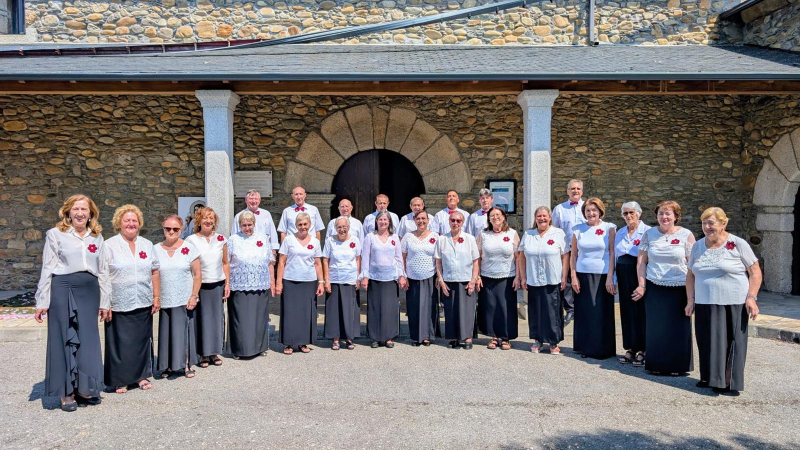 Foto de familia del coro Pin Pin de Folgoso de la Ribera.