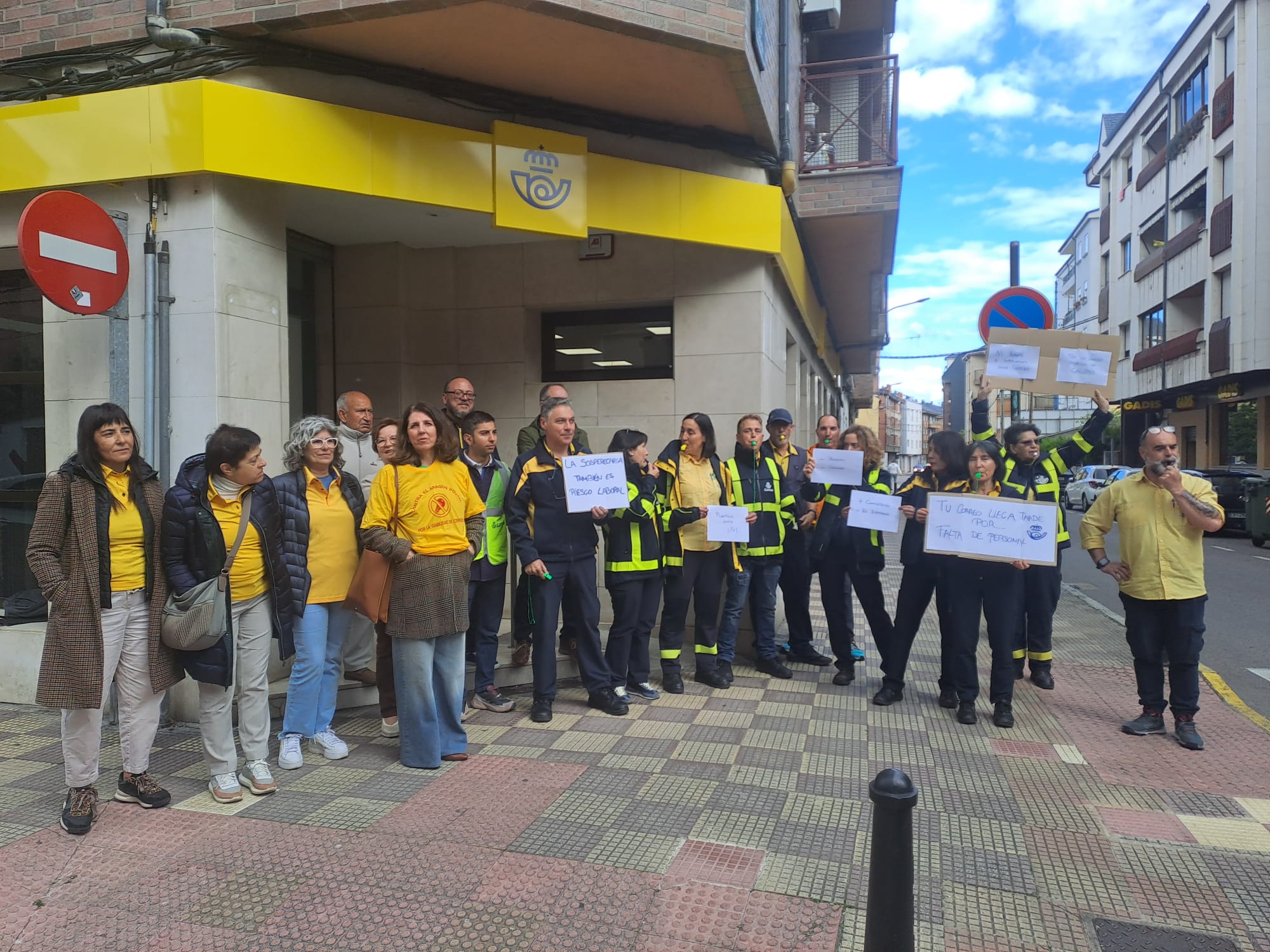 Concentración de empleados de Correos en Bembibre.