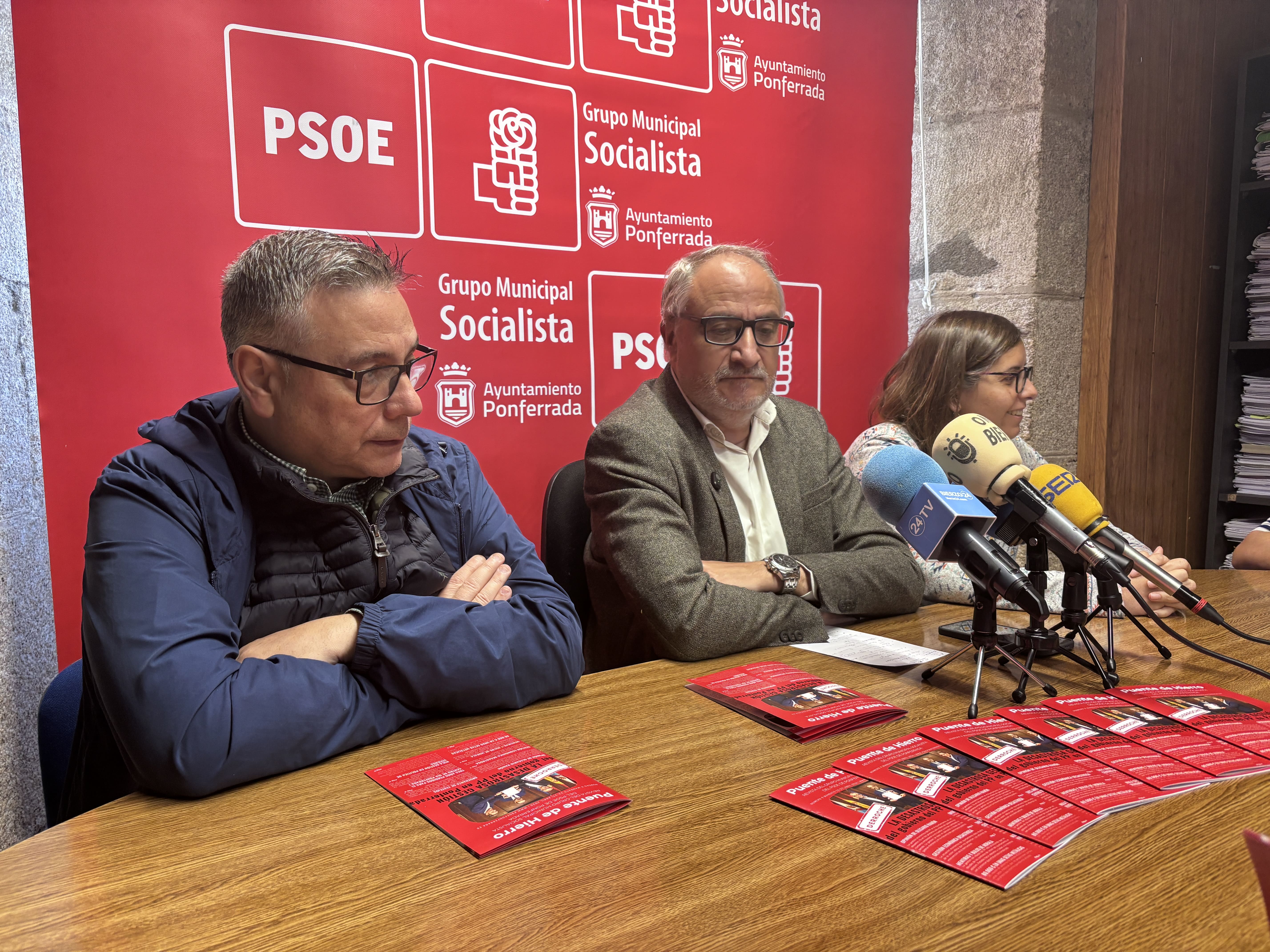 El PSOE de Ponferrada presenta la nueva edición de su revista 'Puente de hierro'. | JAVIER FERNÁNDEZ