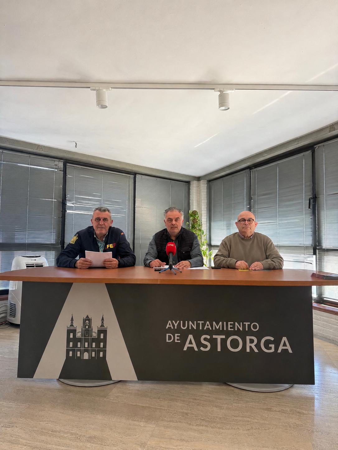 Un instante de la rueda de prensa celebrada para anunciar el nombramiento de  ‘Escarpizo como hijo adoptivo de Astorga. | L.N.C.