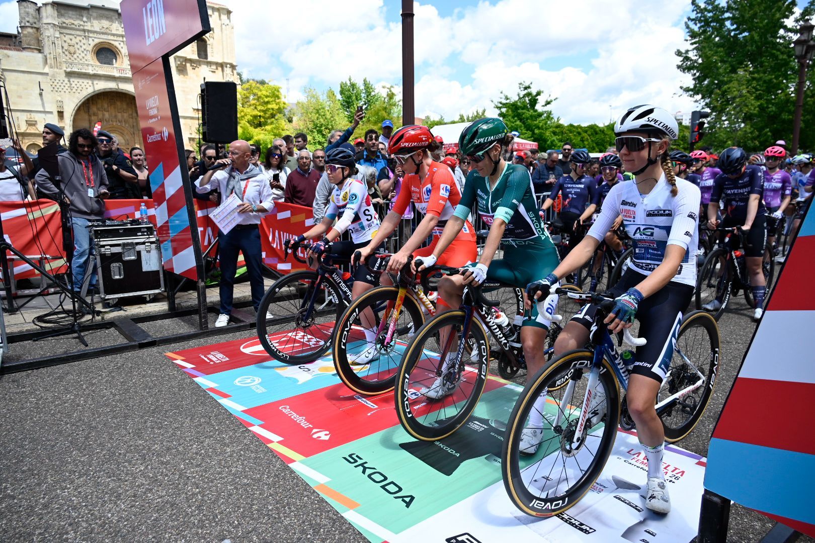 La Vuelta Ciclista Femenina unió León y Astorga en una de las etapas más decisivas. SAÚL ARÉN (13)