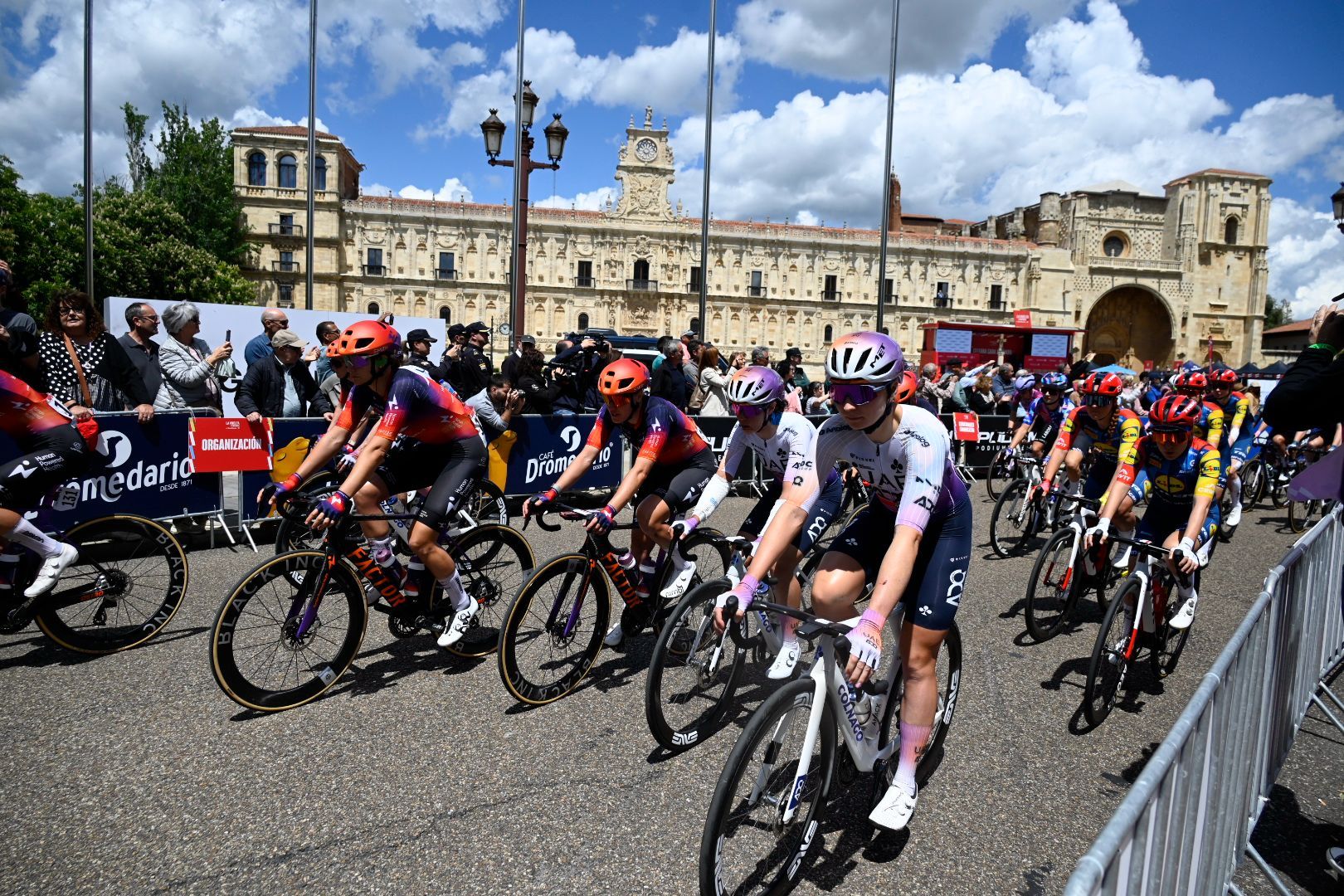 La Vuelta Ciclista Femenina unió León y Astorga en una de las etapas más decisivas. SAÚL ARÉN (14)