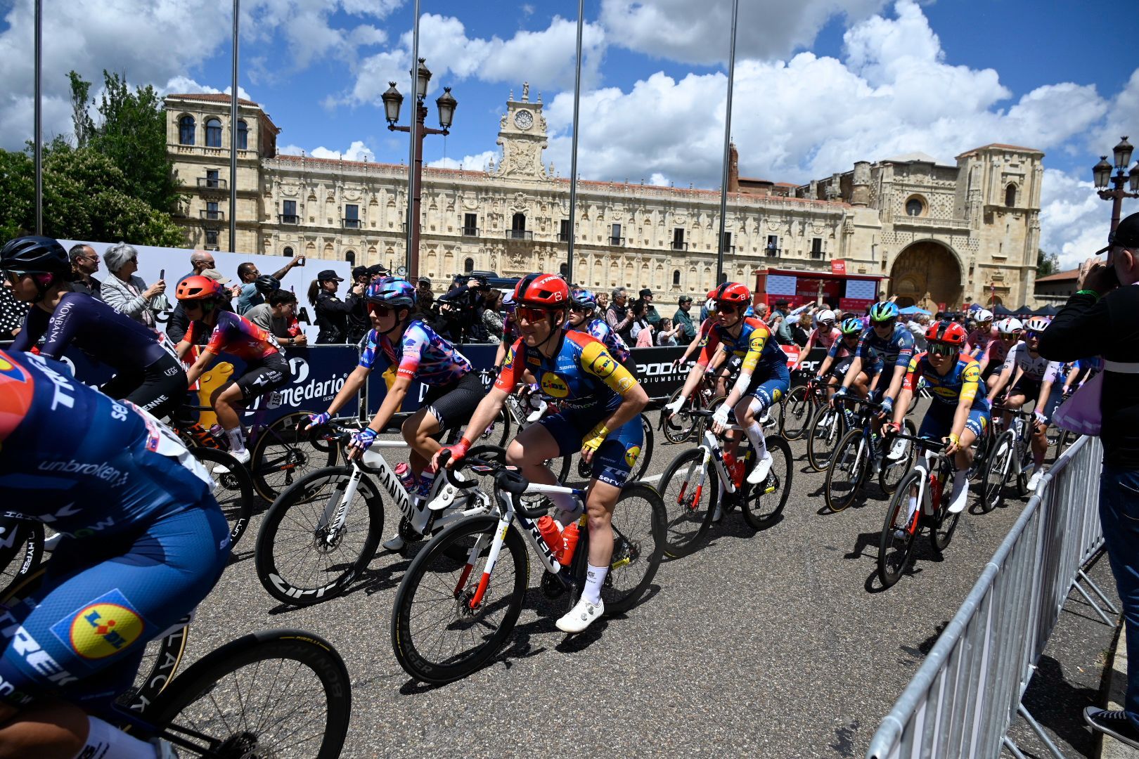 La Vuelta Ciclista Femenina unió León y Astorga en una de las etapas más decisivas. SAÚL ARÉN (15)