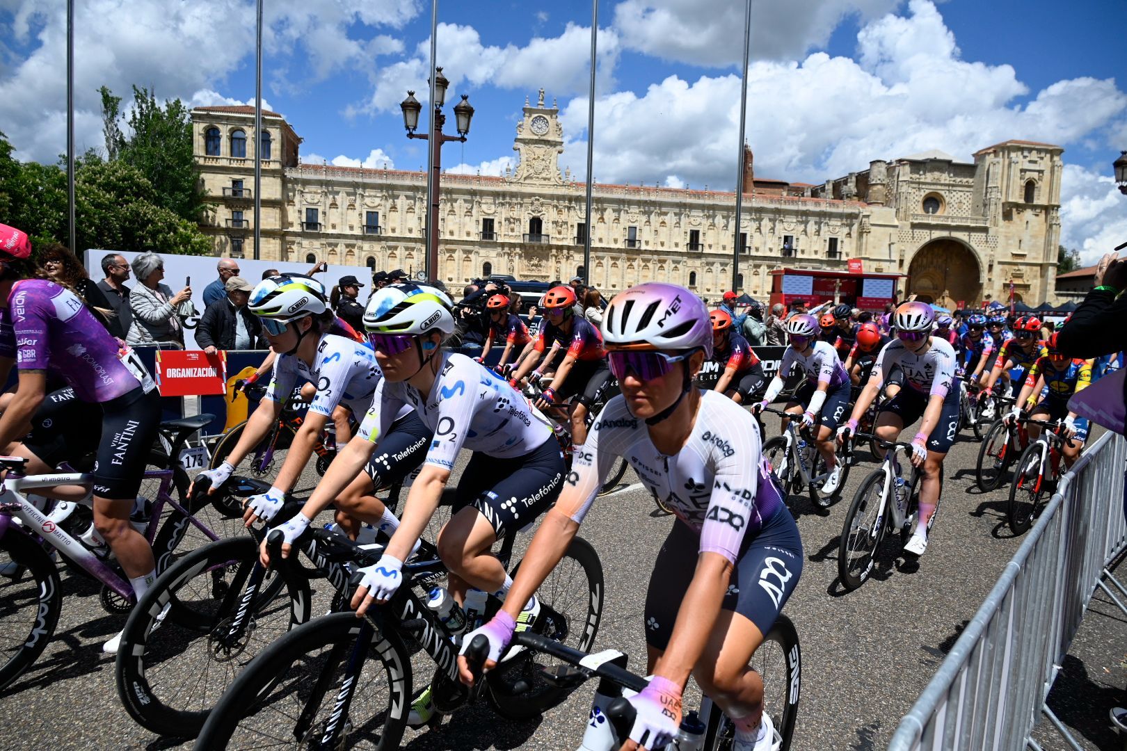 La Vuelta Ciclista Femenina unió León y Astorga en una de las etapas más decisivas. SAÚL ARÉN (16)