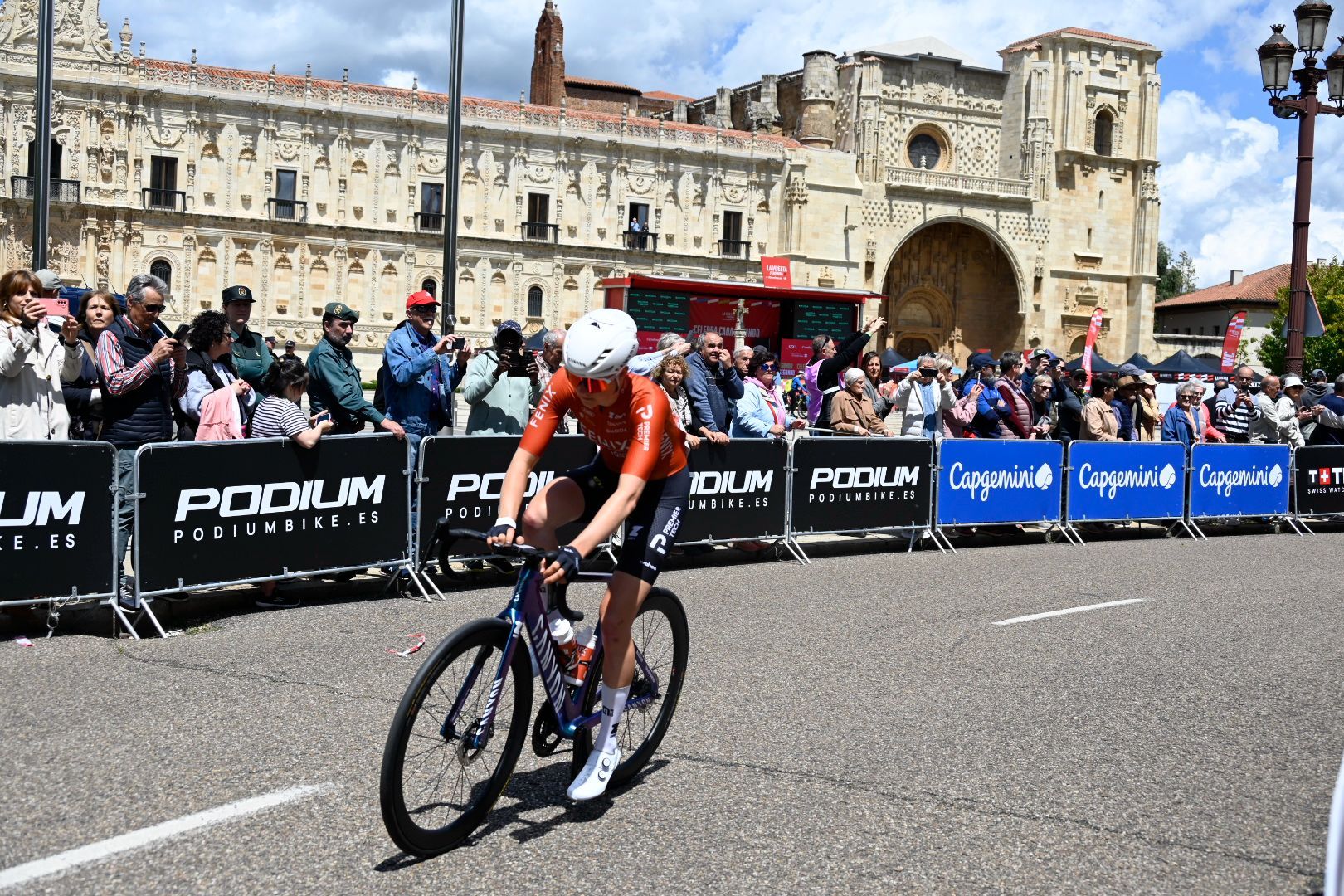 La Vuelta Ciclista Femenina unió León y Astorga en una de las etapas más decisivas. SAÚL ARÉN (17)