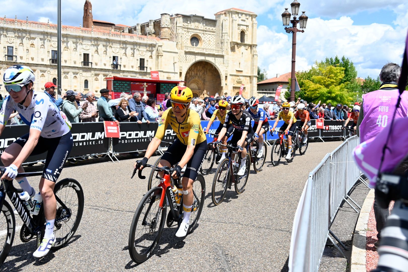 La Vuelta Ciclista Femenina unió León y Astorga en una de las etapas más decisivas. SAÚL ARÉN (18)
