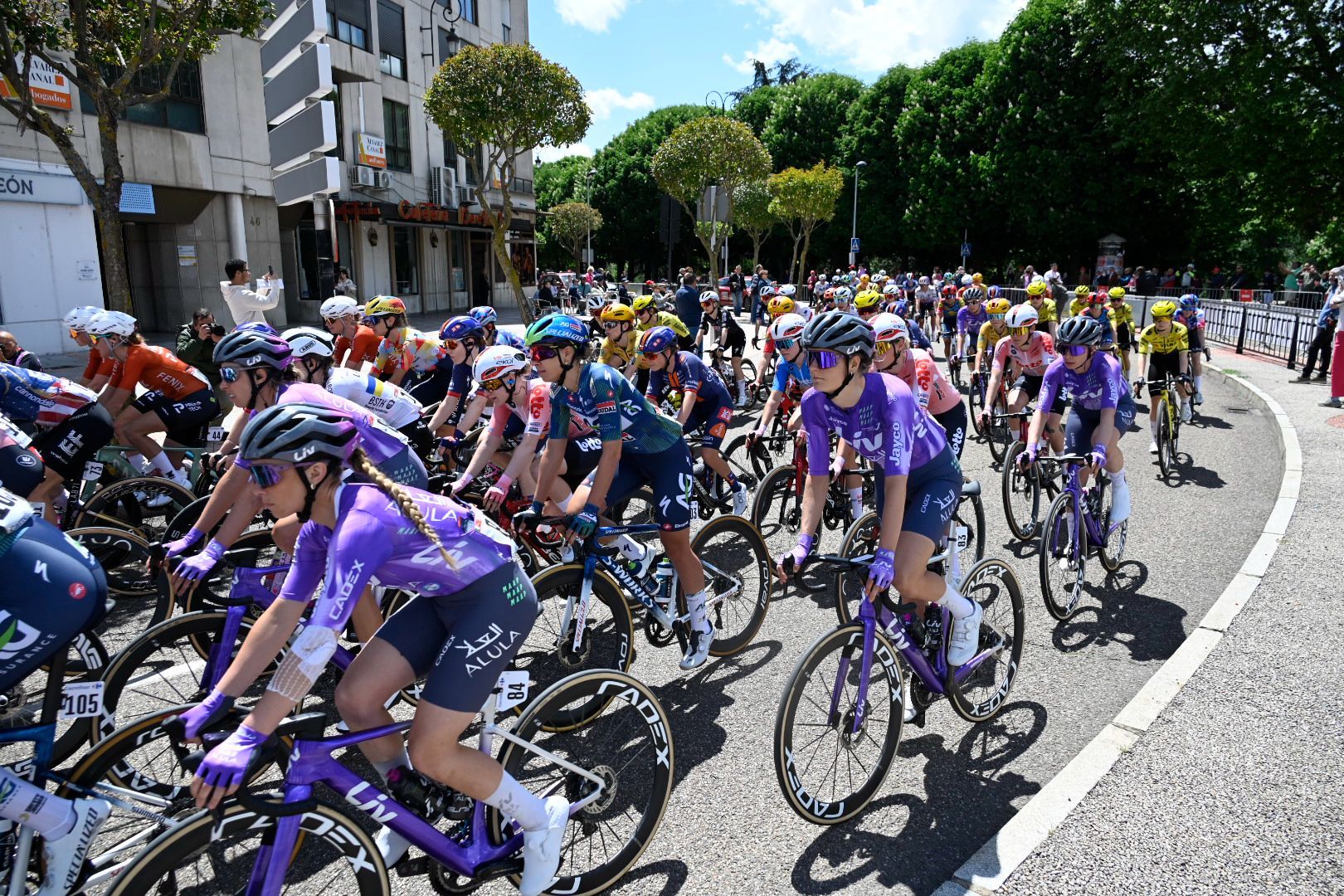 La Vuelta Ciclista Femenina unió León y Astorga en una de las etapas más decisivas. SAÚL ARÉN (19)