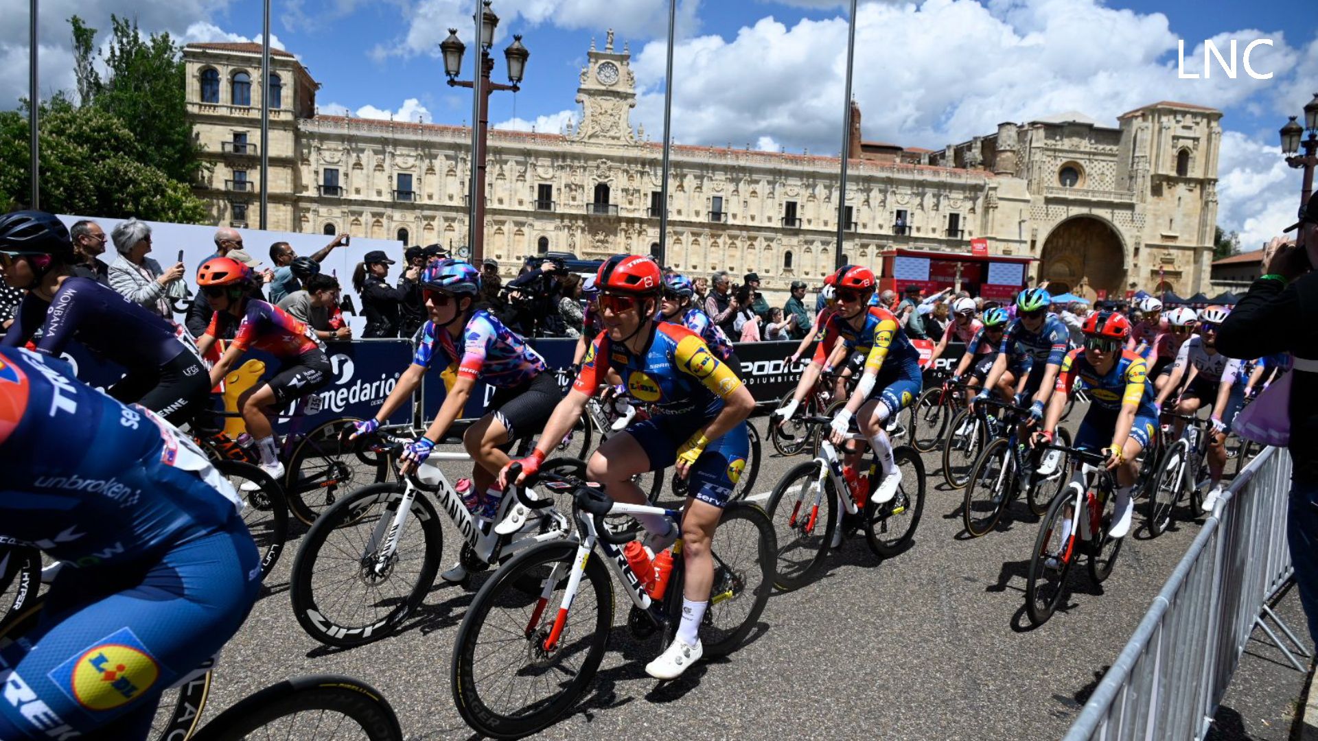 La Vuelta Femenina arranca en León entre expectación y ambiente de gala | SAÚL ARÉN