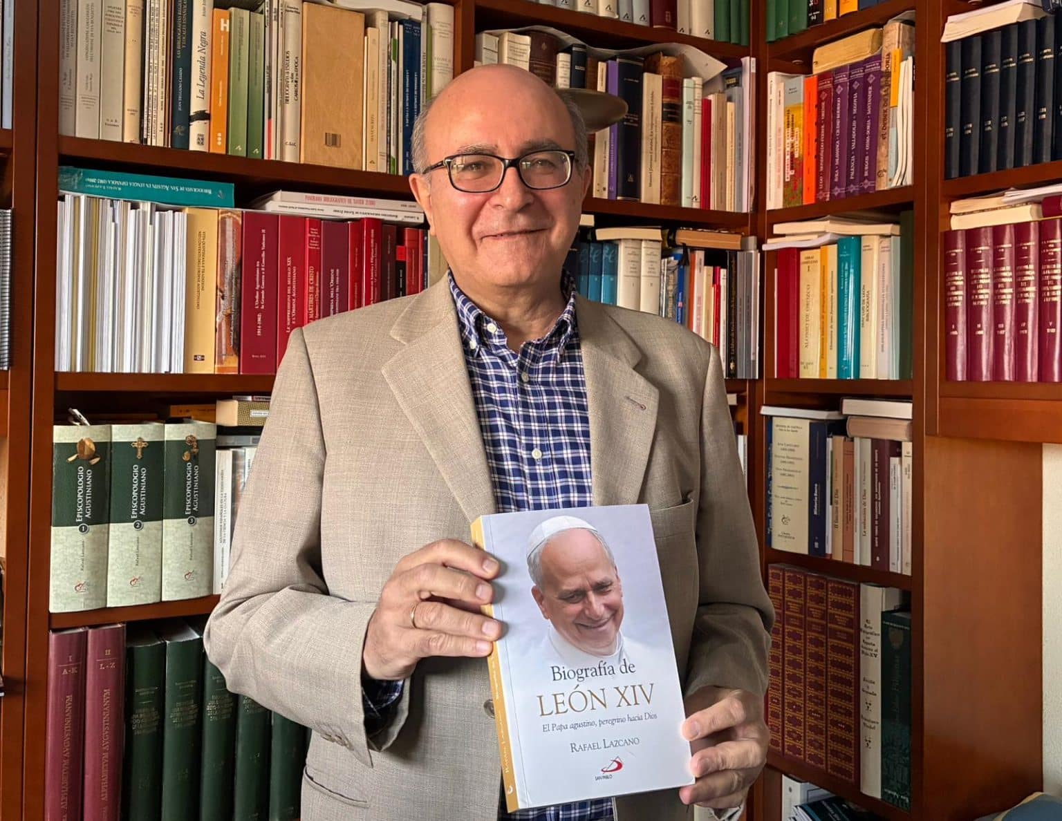 El autor, Rafael Lazcano, posa con un ejemplar de la primera de las obras que publicará sobre el Papa. | LIDIA MARTÍNEZ FERNÁNDEZ