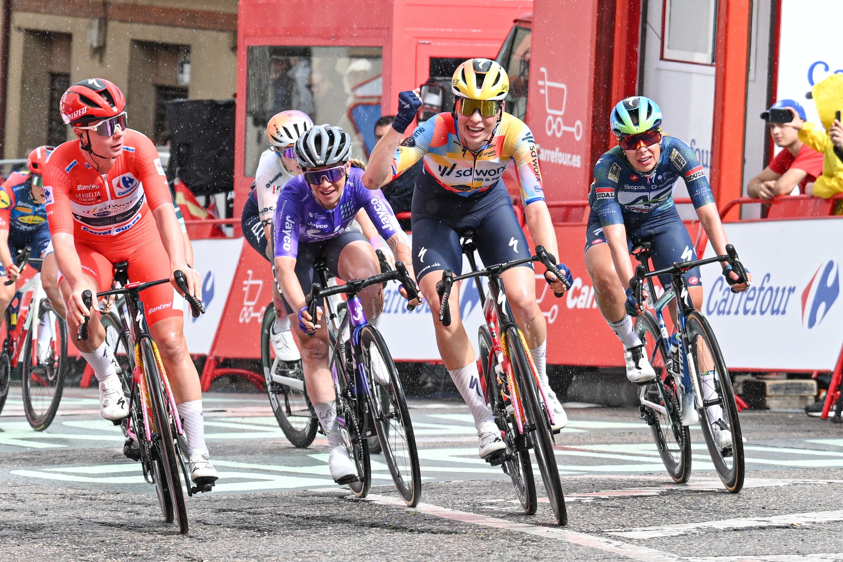 Mischa Bredewold se llevó la etapa León   Astorga superando a su compañera y líder de La Vuelta Lotte Kopecky. LA VUELTA