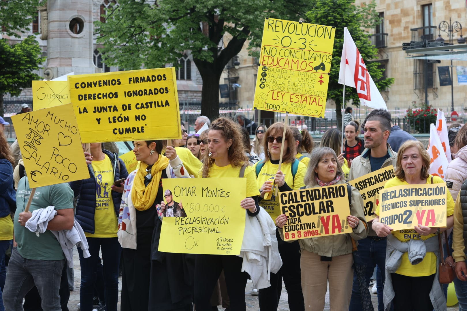 Protesta de este jueves por la tarde en San Marcelo para pedir ratios más bajas en las escuelas infantiles de León. | FERNANDO OTERO