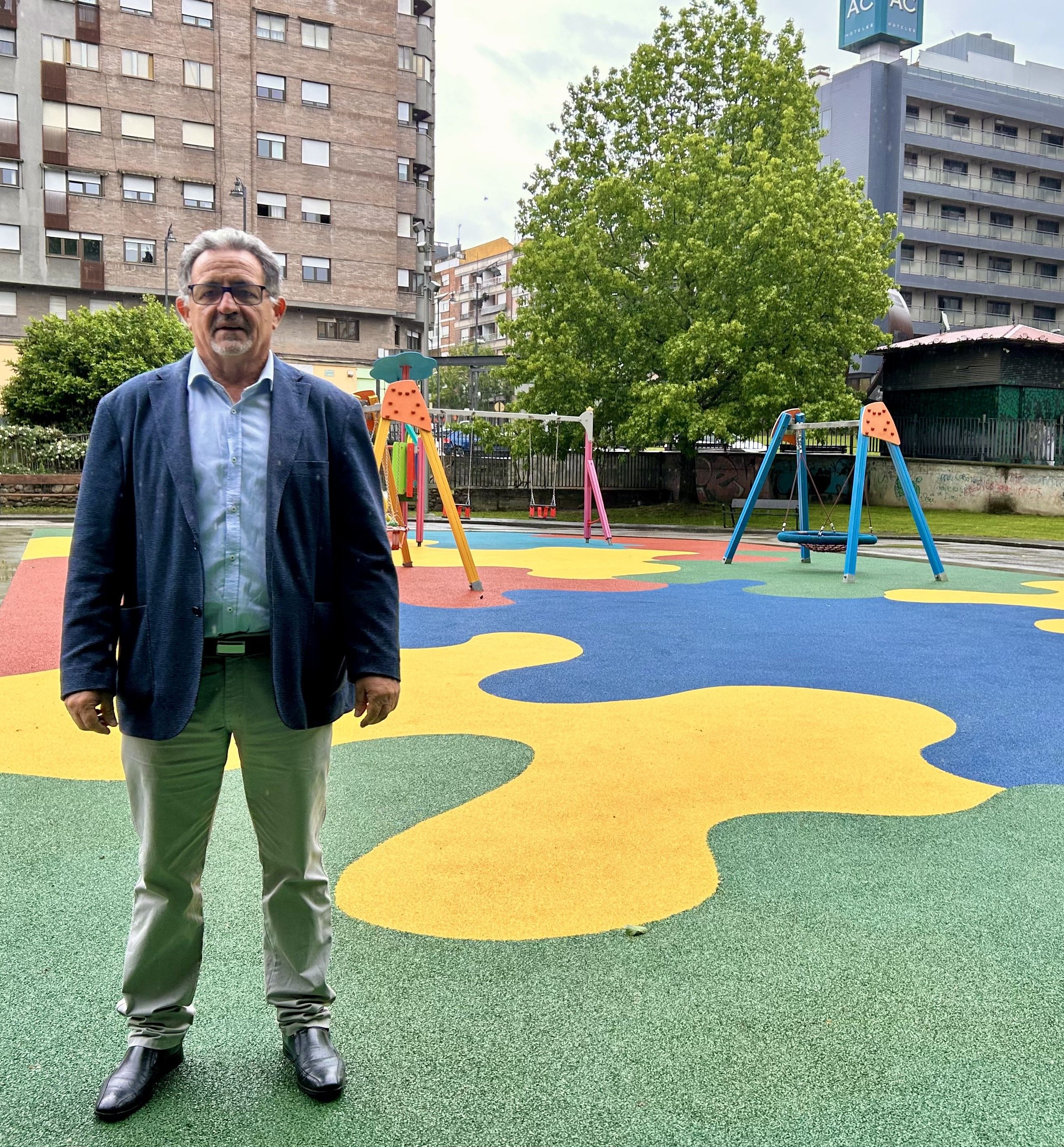 Carlos Fernández con la renovada zona de juegos del parque del Plantío.