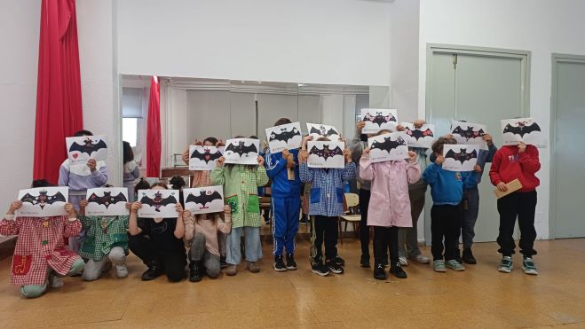 Alumnos del colegio de San Miguel Arcángel, Ciñera, con sus dibujos.