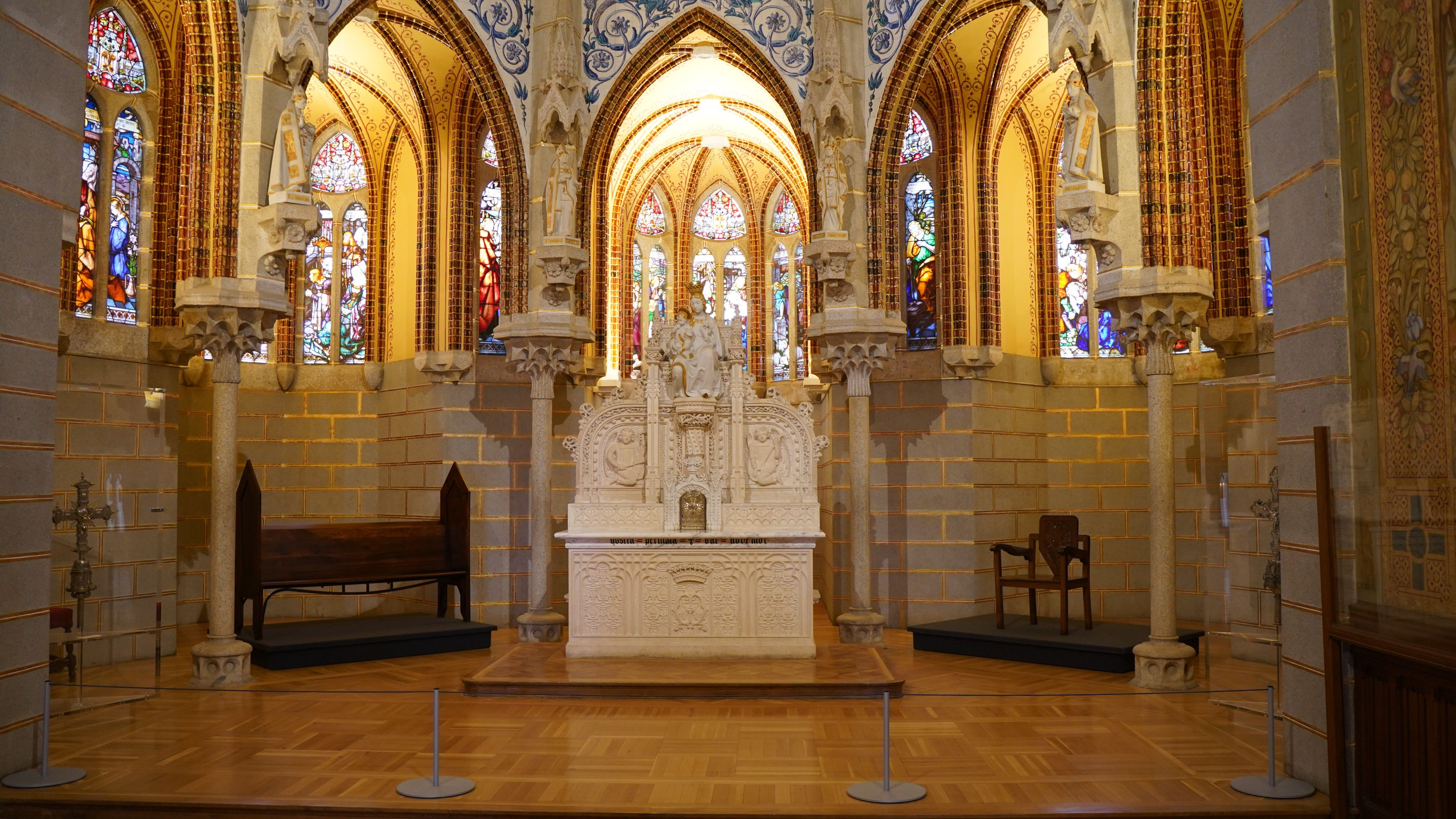 El Palacio de Gaudí de Astorga exhibe como ‘Pieza del mes’ dos réplicas del mobiliario litúrgico diseñado por el arquitecto para la Sagrada Familia. | L.N.C.