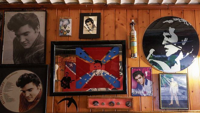 Los homenajes a Elvis Presley están muy presentes en el interior del bar Los homenajes a Elvis Presley están muy presentes en el interior del bar