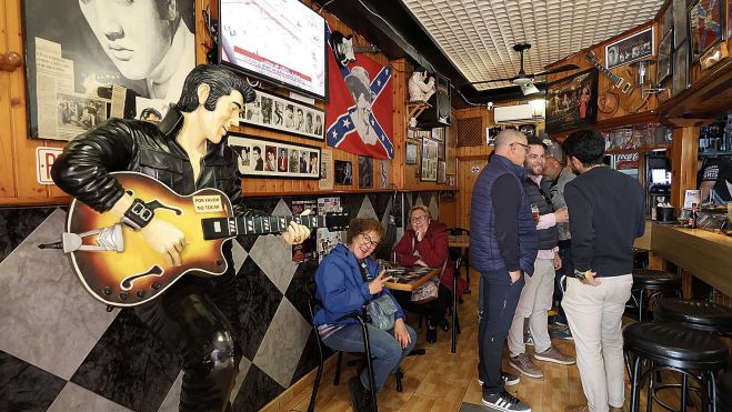 Al cruzar la puerta, el visitante se encuentra rodeado de recuerdos dedicados a Elvis Al cruzar la puerta, el visitante se encuentra rodeado de recuerdos dedicados a Elvis