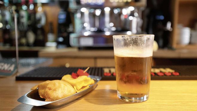 La oferta gastronómica mantiene el espíritu de bar de siempre, con tapas tan reconocibles como la oreja, las sopas de ajo, las patatas o el popular huevo encapotado La oferta gastronómica mantiene el espíritu de bar de siempre, con tapas tan reconocibles como la oreja, las sopas de ajo, las patatas o el popular huevo encapotado