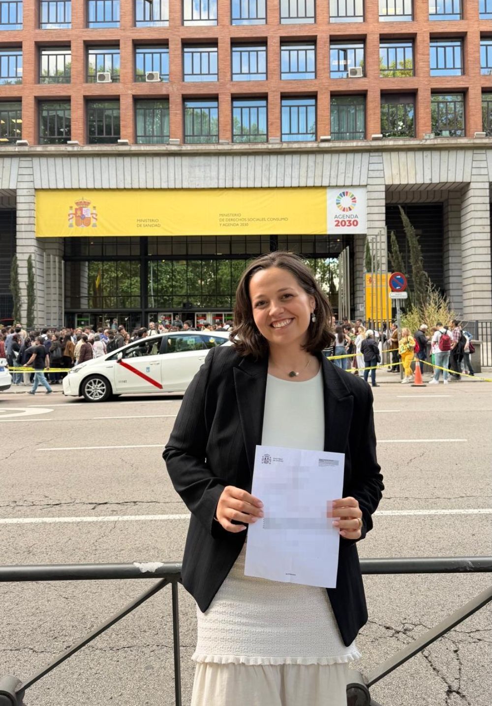 Eva Sevilla posa a las puertas del Ministerio de Sanidad tras conseguir la plaza de Cardiología | CEDIDA A L.N.C.
