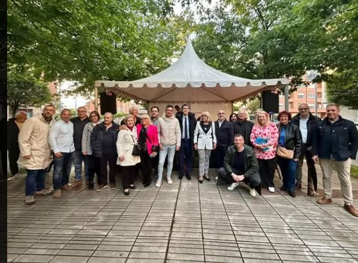 Foto de familia tras el pregón. 