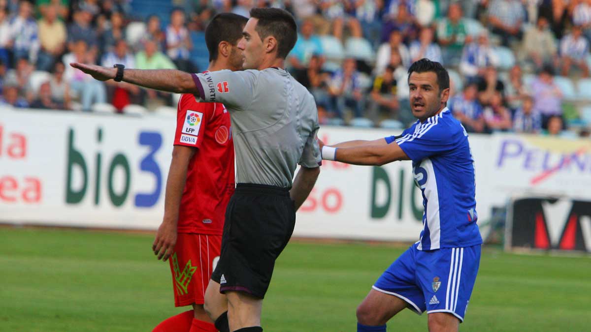 Jonathan Ruiz protesta al árbitro en un partido disputado en El Toralín la temporada pasada | CÉSAR SÁNCHEZ
