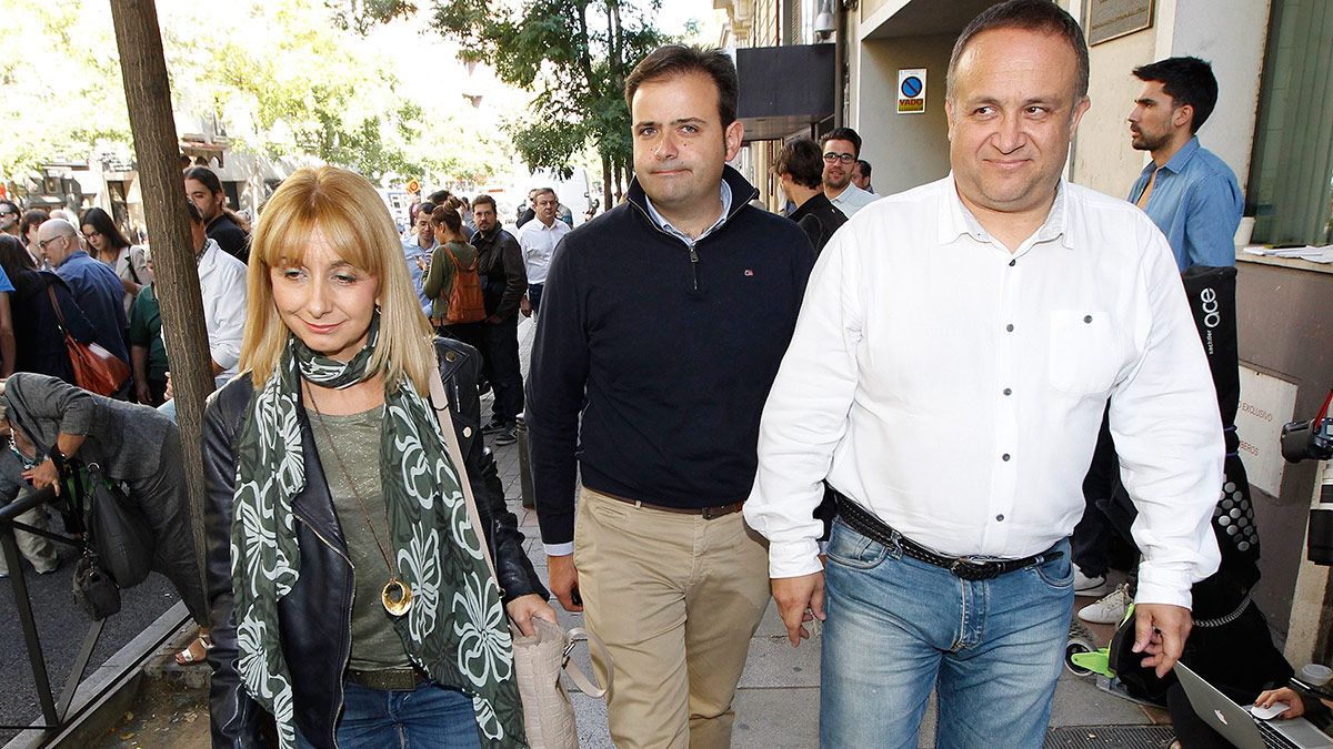Representantes del PSOE leonés a su llegada a la sede de Ferraz. | ICAL
