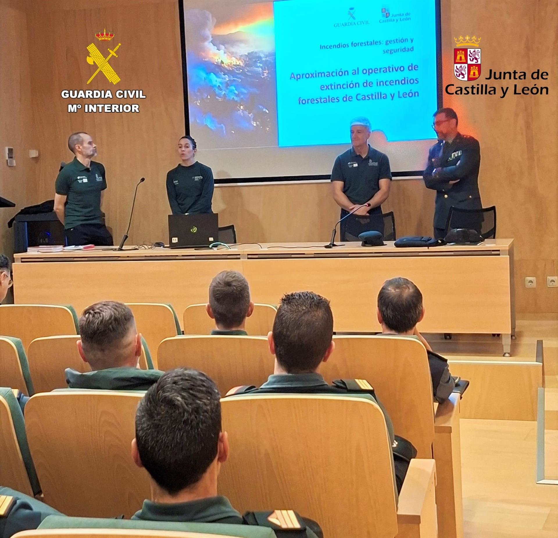Guardias civiles y personal de la Junta participan en una jornada para mejorar la respuesta contra incendios en León.