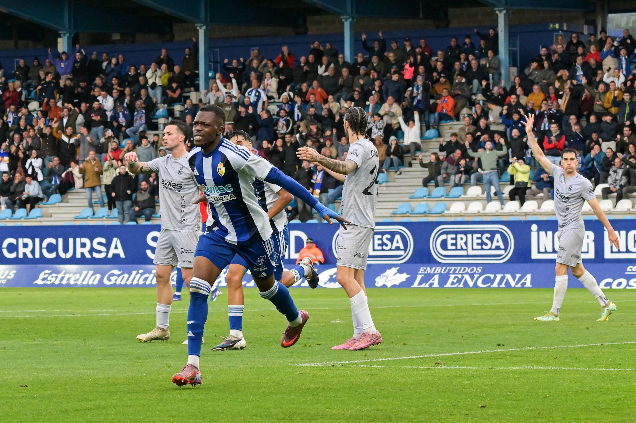 Keita marcó el segundo de una Ponferradina que no perdonó en la primera de sus tres finales. REPORTAJE GRÁFICO QUINITO