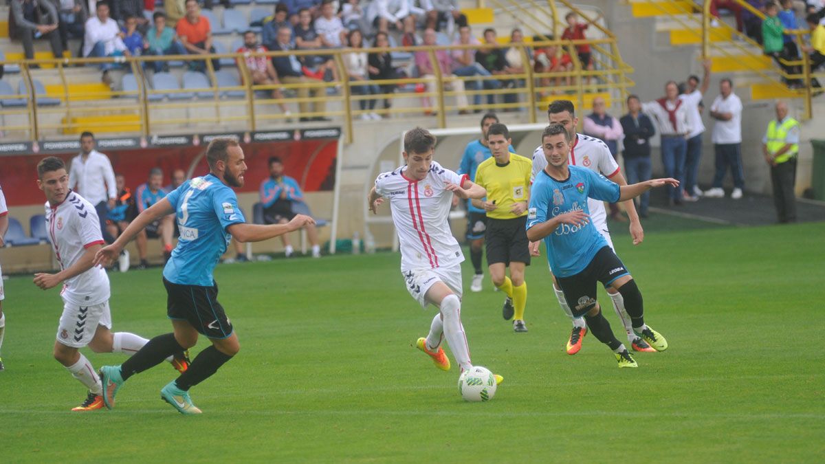 Toni conduce el balón en el último partido de la Cultural ante el Boiro. | DANIEL MARTÍN