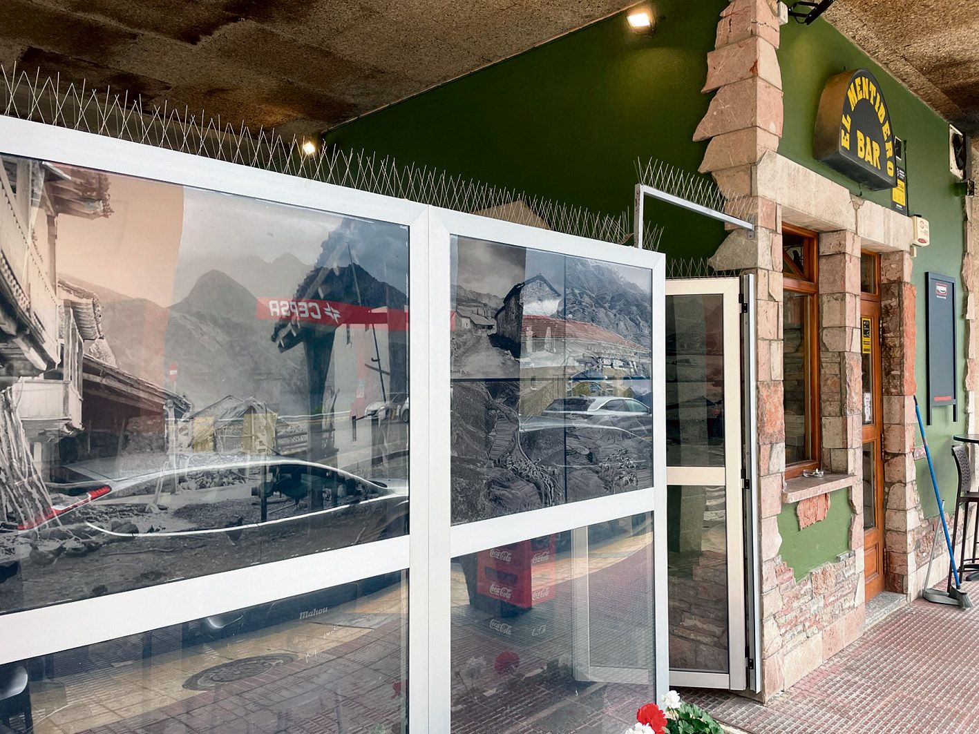 El Mentidero, el bar que muestra en su terraza fotos del viejo Riaño y su reconocible cartel... ha reabierto sus puertas hace unos días. | FULGENCIO FERNÁNDEZ