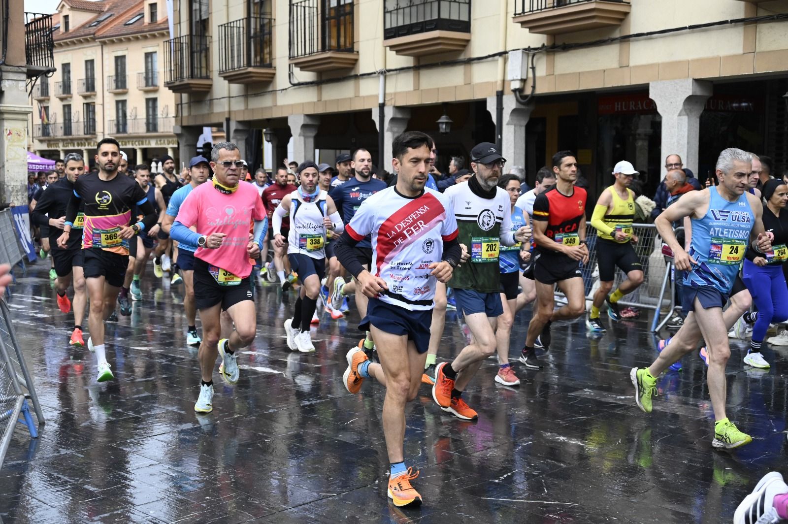 Los 10km de Astorga acogieron a  más de 1.000 corredores que llenaron la capital maragata. SAÚL ARÉN (41)