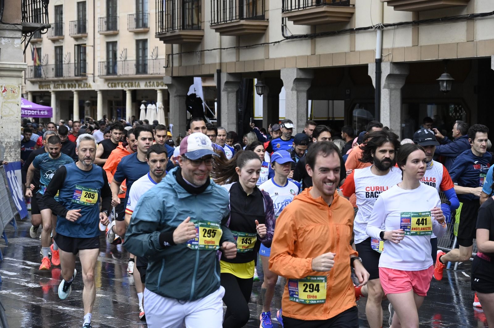 Los 10km de Astorga acogieron a  más de 1.000 corredores que llenaron la capital maragata. SAÚL ARÉN (42)