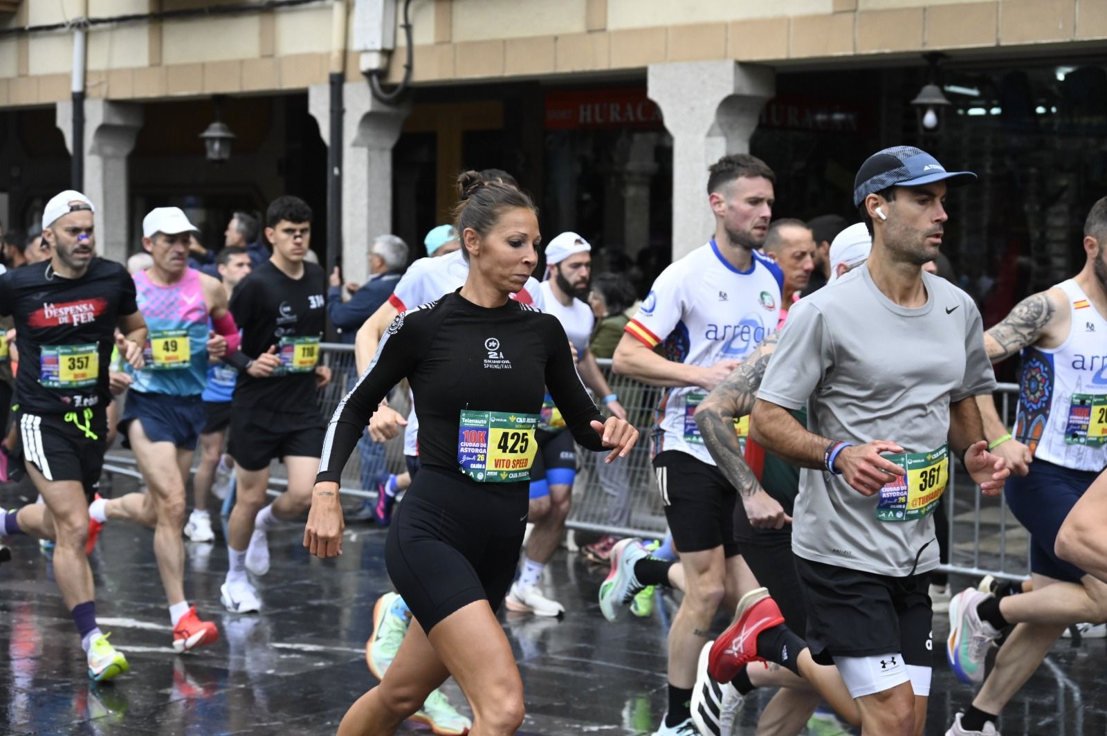Los 10km de Astorga acogieron a  más de 1.000 corredores que llenaron la capital maragata. SAÚL ARÉN (43)