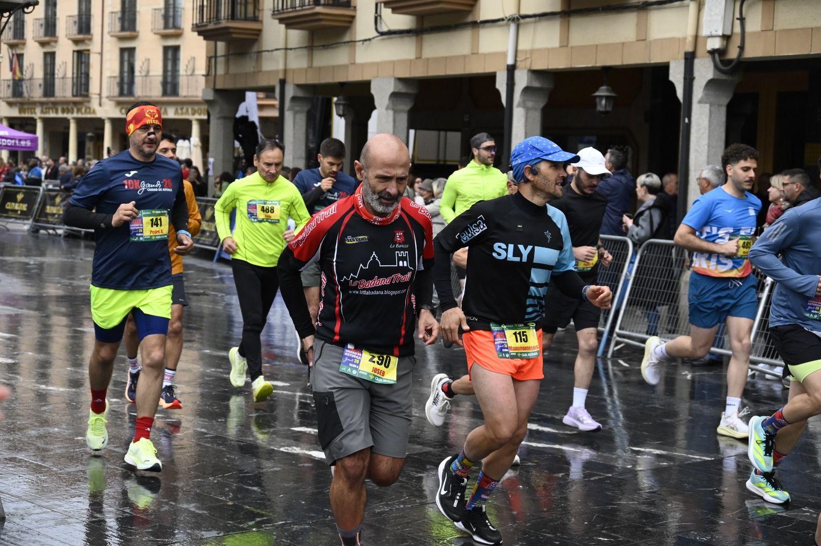 Los 10km de Astorga acogieron a  más de 1.000 corredores que llenaron la capital maragata. SAÚL ARÉN (44)