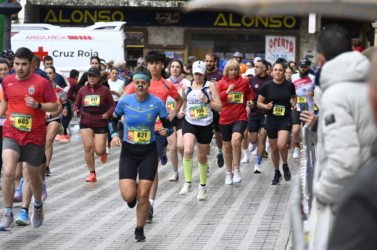 Los 10km de Astorga acogieron a  más de 1.000 corredores que llenaron la capital maragata. SAÚL ARÉN (46)