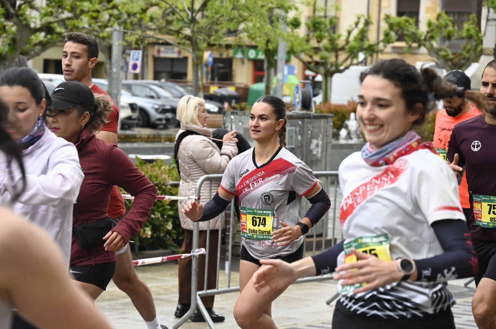Los 10km de Astorga acogieron a  más de 1.000 corredores que llenaron la capital maragata. SAÚL ARÉN (1)