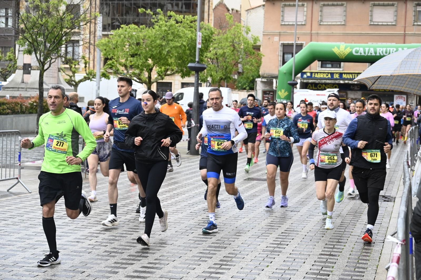 Los 10km de Astorga acogieron a  más de 1.000 corredores que llenaron la capital maragata. SAÚL ARÉN (2)