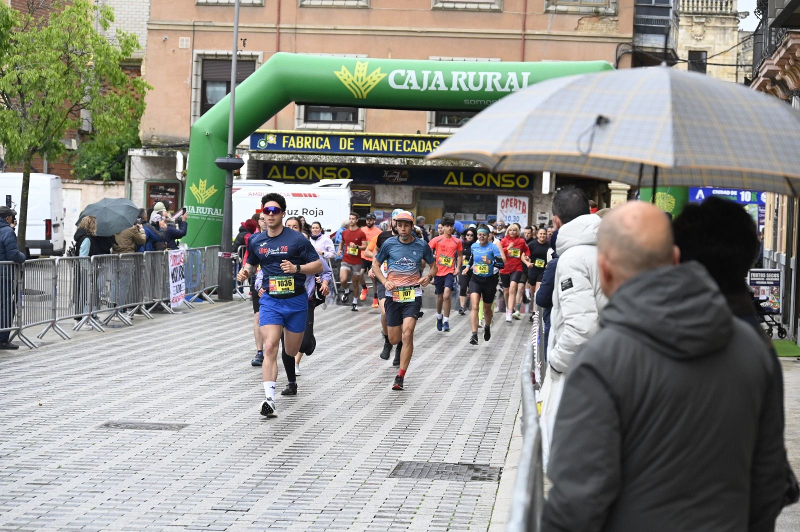 Los 10km de Astorga acogieron a  más de 1.000 corredores que llenaron la capital maragata. SAÚL ARÉN (4)