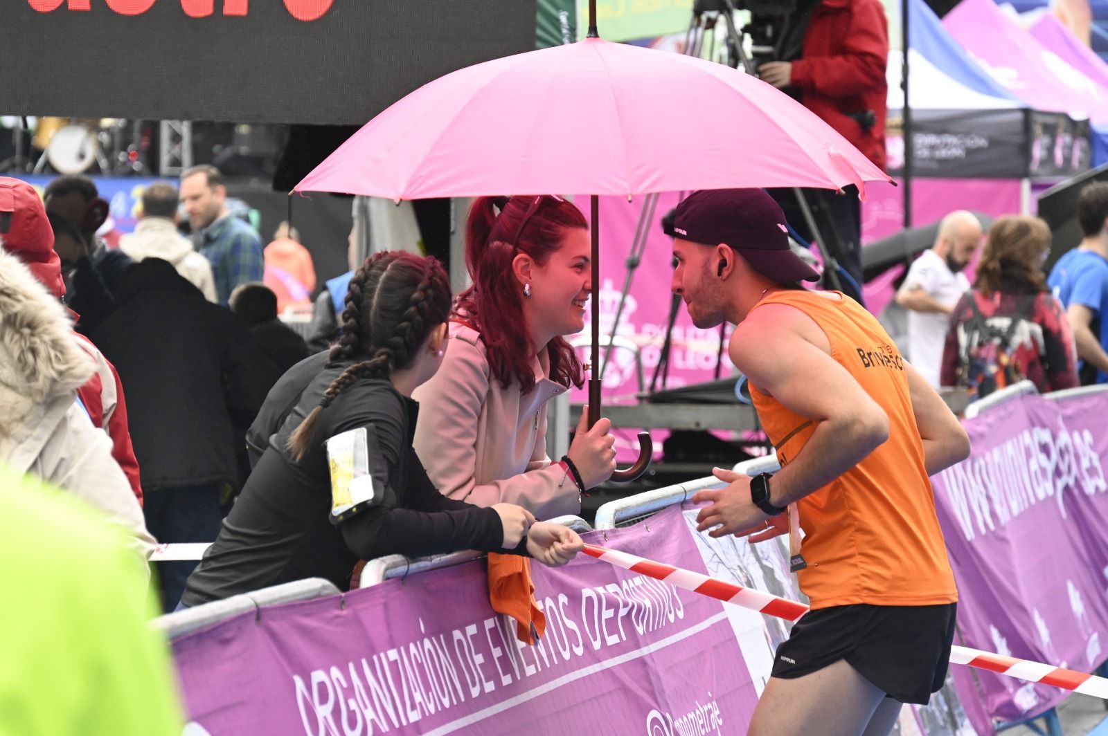 Los 10km de Astorga acogieron a  más de 1.000 corredores que llenaron la capital maragata. SAÚL ARÉN (18)
