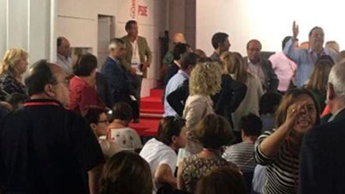 Tensión en el interior de la sede del PSOE. | ABC