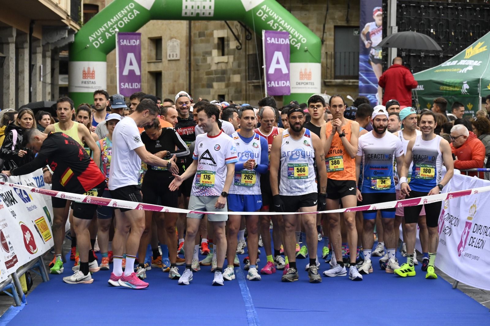 Los 10km de Astorga acogieron a  más de 1.000 corredores que llenaron la capital maragata. SAÚL ARÉN (20)