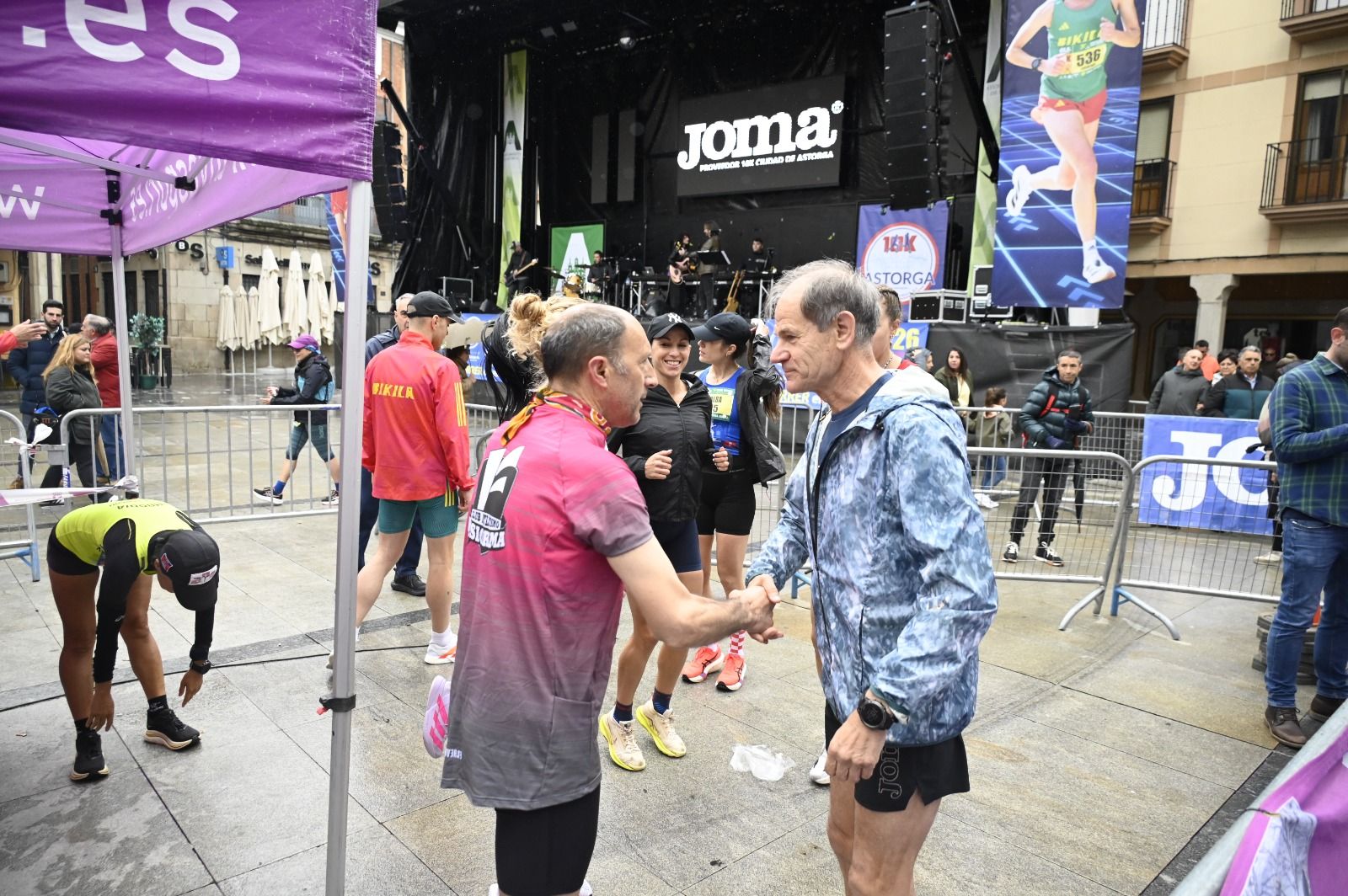 Los 10km de Astorga acogieron a  más de 1.000 corredores que llenaron la capital maragata. SAÚL ARÉN (22)