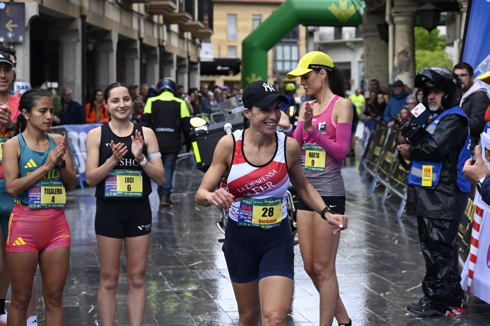 Los 10km de Astorga acogieron a  más de 1.000 corredores que llenaron la capital maragata. SAÚL ARÉN (23)