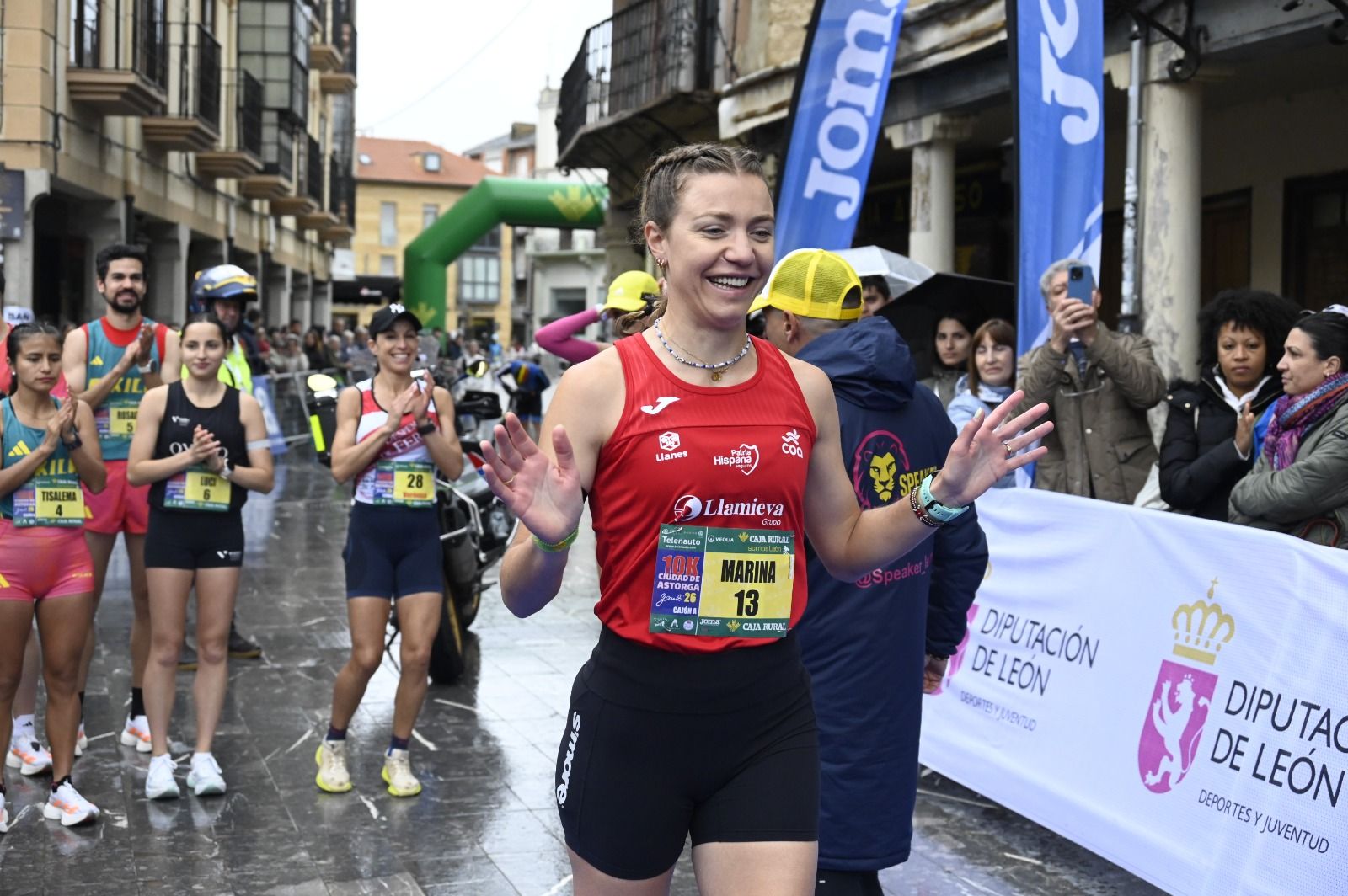 Los 10km de Astorga acogieron a  más de 1.000 corredores que llenaron la capital maragata. SAÚL ARÉN (26)