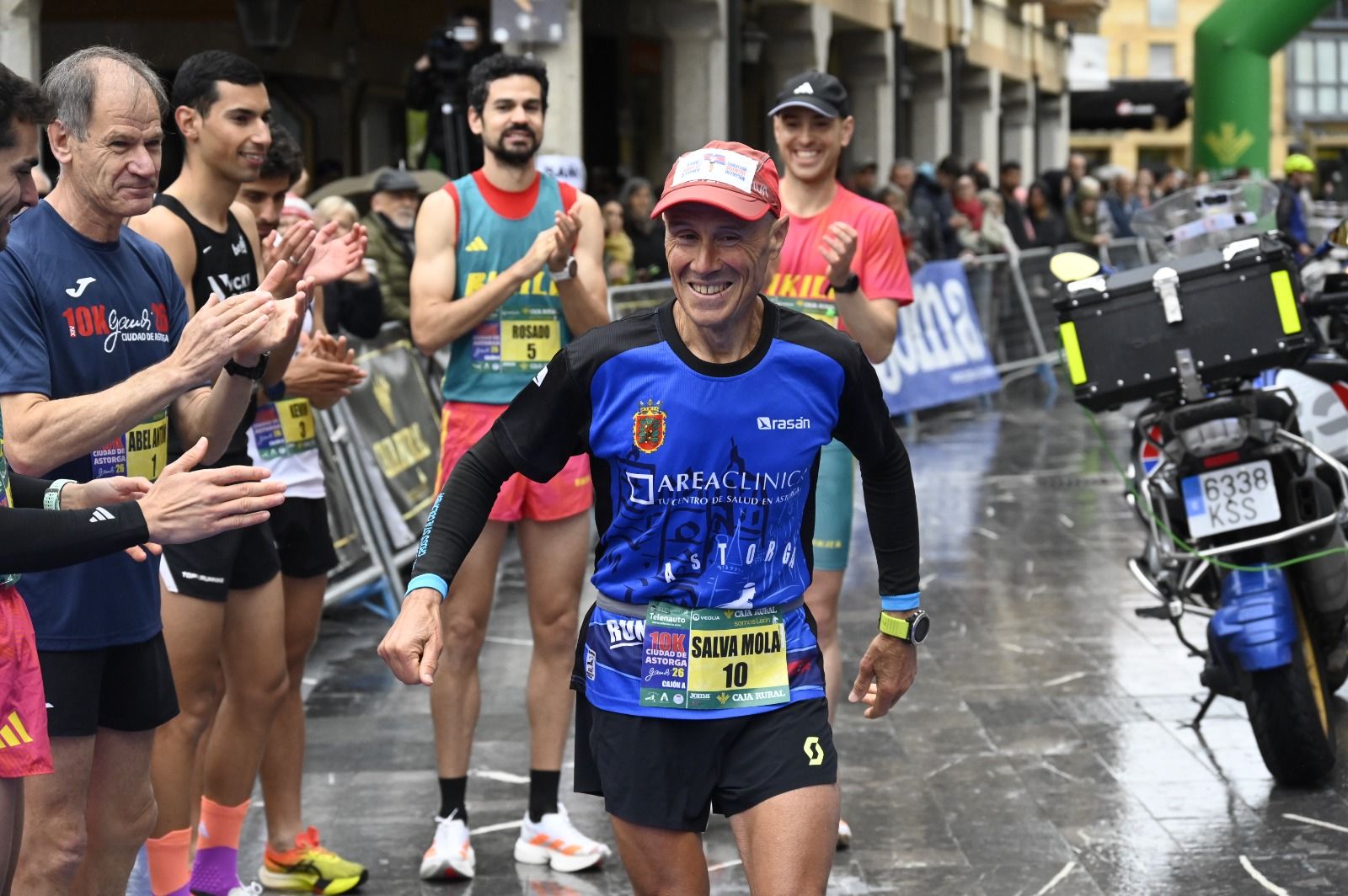 Los 10km de Astorga acogieron a  más de 1.000 corredores que llenaron la capital maragata. SAÚL ARÉN (27)