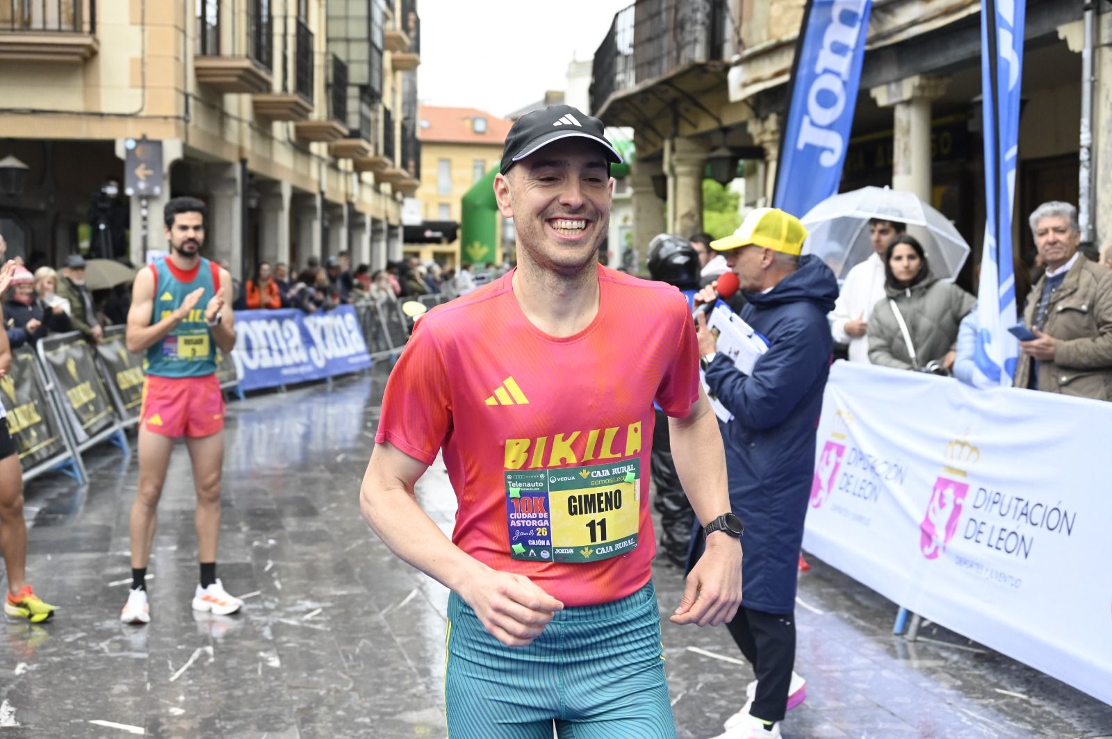 Los 10km de Astorga acogieron a  más de 1.000 corredores que llenaron la capital maragata. SAÚL ARÉN (29)
