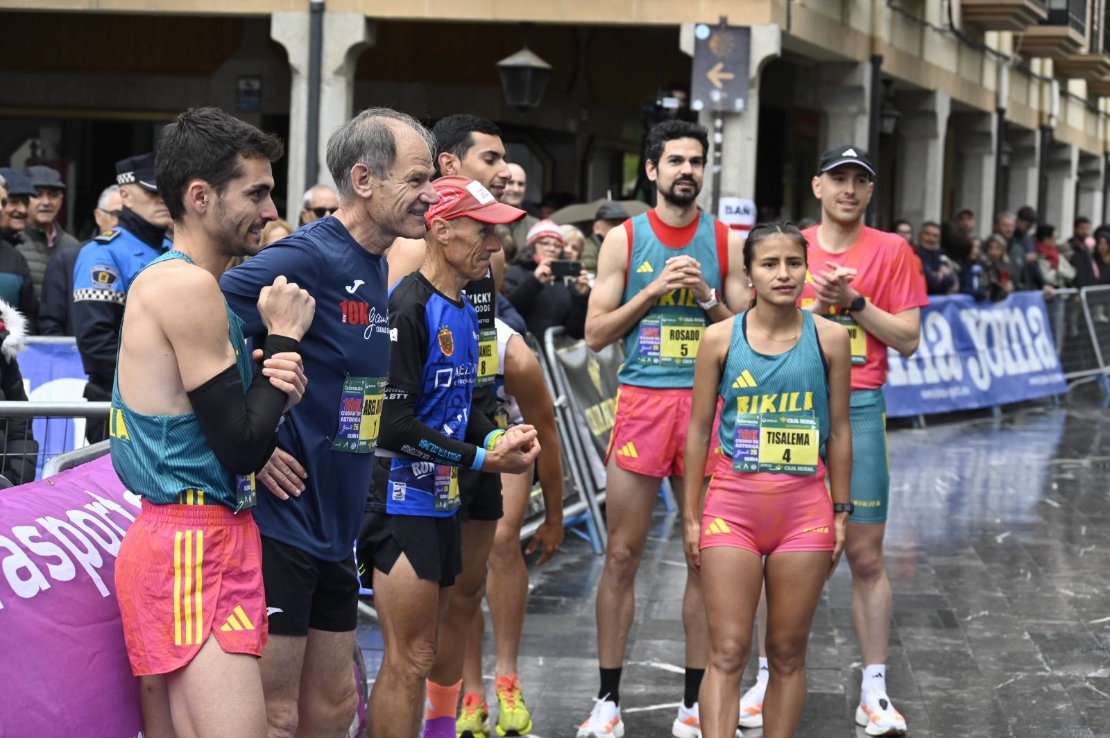 Los 10km de Astorga acogieron a  más de 1.000 corredores que llenaron la capital maragata. SAÚL ARÉN (30)